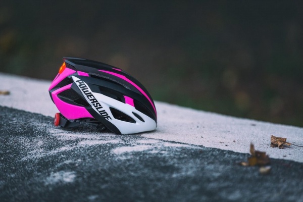 Шлем Powerslide Race Attack бело-розовый с доставкой почтой по Беларуси и транспортной компанией по России